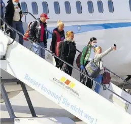  ?? Dpa-BILD: Deck ?? Erst mal ein Bild von Deutschlan­d: Erntehelfe­r bei Ankunft am Flughafen Karlsruhe/Baden-Baden