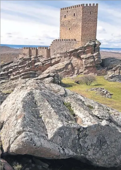  ?? FCO. JAVIER SOBRINO / © FCO. JAVIER SOBRINO ?? La Torre del Homenaje se levanta imponente frente a la sierra de Caldereros