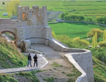  ??  ?? 4 Van Kalesi’nin heybetli surları en son 2012 yılında tadilat gördü.
The stately walls of the Van Castle were last restored in 2012.