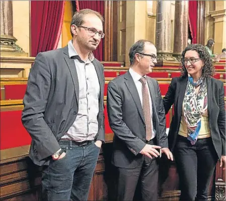  ??  ?? Joan Herrera, Jordi Turull i Marta Rovira, després de ser escollits per defensar la consulta al Congrés