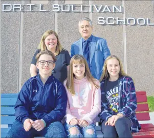  ?? JEREMY FRASER ?? Dr. T.L. Sullivan School in Florence has gone through changes in the past three years, including the recent addition of Grade Primary-5 students. Students and staff members are shown in front of the school last week. From left, front row, Grade 8...