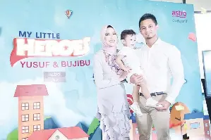  ??  ?? HERO CILIK: Yusuf bersama kedua-dua ibu bapanya Hanis Zalikha dan Hairul Azreen semasa sidang media di Kuala Lumpur kelmarin.