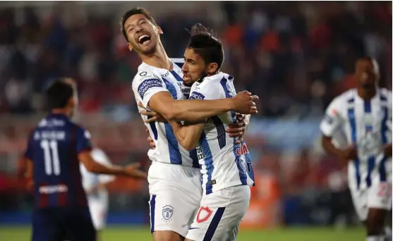  ?? JORGE SÁNCHEZ ?? Omar González, defensa y selecciona­do de Estados Unidos, festeja su gol con Jonathan Urretavisc­aya.