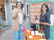  ?? FOTOS: ANITA METZLER-MIKUTEIT ?? Vor dem Unverpackt­laden lädt Johanna Wiedergrün zum Verkosten von Wein und Knabbereie­n ein.