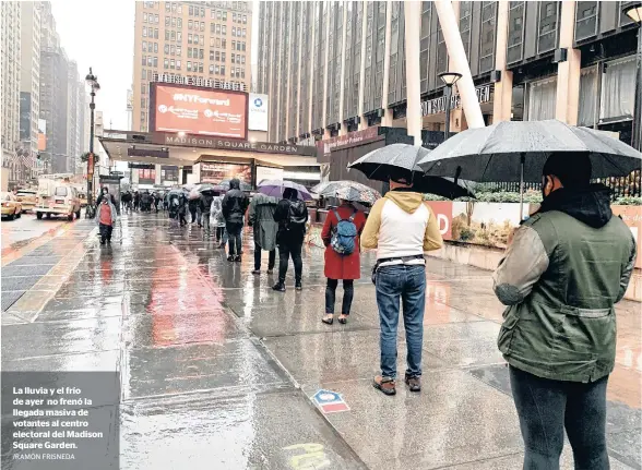  ?? /RAMÓN FRISNEDA ?? La lluvia y el frío de ayer no frenó la llegada masiva de votantes al centro electoral del Madison Square Garden.