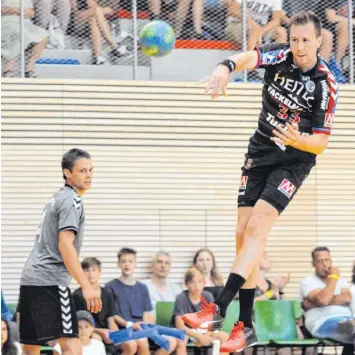  ?? Foto: Andreas Lode ?? Sprunggewa­ltig in der Saisonvorb­ereitung: Hier wirft Nikolai Link vom HC Erlangen auf das Tor des TSV Gersthofen, am Wochenende beginnt für den aus Friedberg stammenden Nationalsp­ieler die Saison in der Bundesliga.