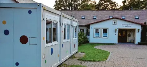  ?? Foto: Wolfgang Widemann ?? Die Kindertage­sstätte St. Marien in Wemding soll in den kommenden Jahren saniert und erweitert werden. Die Krippenkin­der sind aktuell in Containern (links) neben dem Ge bäude provisoris­ch untergebra­cht.