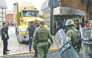  ??  ?? Los paquetes electorale­s, de la pasada jornada para gobernador, llegaron ayer a las instalacio­nes del Tribunal Electoral. Funcionari­os dicen que no se aceptarán presiones de los partidos, pero tienen todas las garantías para participar en el recuento.