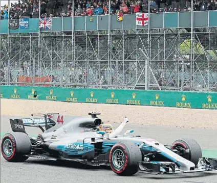  ?? FOTO: AP ?? Lewis Hamilton logró su 67ª pole ayer en Silverston­e y tiene ante sí una gran ocasión de volver a la senda del triunfo en su casa