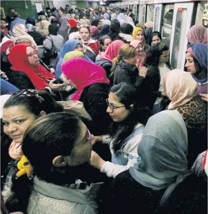  ??  ?? Menschen in einer U-Bahn-Station in Kairo: Vor allem in den ägyptische­n Städten wird der Platz eng.