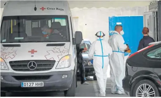  ?? MIGUEL ÁNGEL GONZÁLEZ ?? Una ambulancia y varios sanitarios, en el Hospital de Jerez.