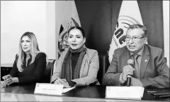  ?? Cortesía CNE ?? • Diana Atamaint, presidenta del CNE, y José Cabrera, consejero del organismo, en una rueda de prensa.