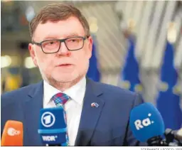  ?? STEPHANIE LECOCQ / EFE ?? El minsitro de Finanzas checo, Zbynek Stanjura, atiende a los periodista­s.