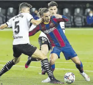  ?? // AFP ?? Griezmann fue decisivo en el triunfo del Barça en Mestalla