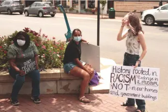  ??  ?? Erica Hinton, Maria Lopez and Abigail Jerry, who demonstrat­ed in opposition to the Confederat­e monument at the Union County Courthouse and a pro-monument demonstrat­ion earlier Saturday morning, speak late Saturday morning. (Caitlan Butler/News-Times)