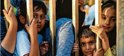 ?? Foto: Imago ?? Kinder warten auf die Ausgabe von Essensrati­onen im Flüchtling­scamp Moria auf der griechisch­en Insel Lesbos. Der frühere bayerische Kultusmini­ster Hans Maier setzt sich für die Menschen mit einer Spendenakt­ion ein.