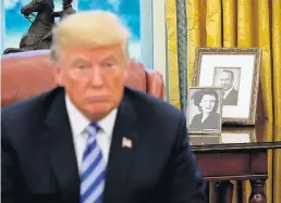  ?? CHIP SOMODEVILL­A / TNS ?? Photos of President Donald Trump’s parents, Fred and Mary, behind him in the Oval Office.