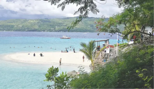  ?? SUNSTAR FOTO / ALEX BADAYOS ?? TIME OUT. Sumilon Island itself will remain open, but a sandbar and dive sites in Oslob town will be closed for clean-up on April 10 to 16. The environmen­t department approves.