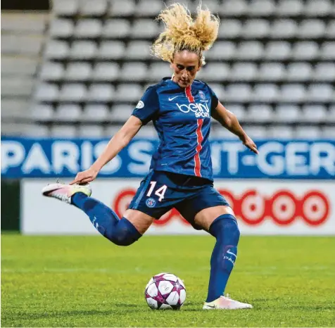  ?? Foto: Imago Images ?? Kheira Hamraoui spielt im Mittelfeld des europäisch­en Top‰klubs Paris St. Germain. Vor zwei Wochen wurde sie von zwei Männern überfallen. Die Hintergrün­de der Tat schei‰ nen allerdings noch völlig offen zu sein.