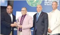  ??  ?? El gran ‘team’ del recuerdo. El ministro de Deportes, Danilo Díaz, entrega un reconocimi­ento a Manolo Prince, junto a Eduardo Gómez y Hugo Cabrera, durante la Gala de la ACD.