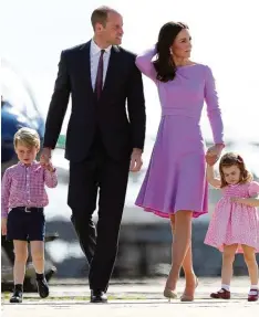  ?? Foto: Christian Charisius, dpa ?? Sie sind bald wohl zu fünft: Prinz William und seine Ehefrau Kate mit ihren Kindern, Prinz George und Prinzessin Charlotte.