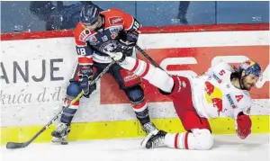  ?? BILD: SN/GEPA PICTURES ?? Die Eisbullen (im Bild Thomas Raffl) rutschen in Zagreb aus.