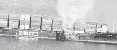  ?? — Gambar AFP ?? BERBAHAYA: Gambar serahan Pengawal Pantai Kanada bertarikh 24 Oktober 2021 kelihatan asap keluar dari tepi kapal kontena Zim Kingston.