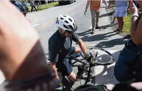  ?? (Foto AFP) ?? Joe Biden terjatuh ketika menaiki basikal di Taman Negeri Gordon‛s Pond di Pantai Rehoboth, Delaware.