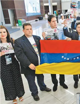  ??  ?? Diputados opositores de Venezuela irrumpiero­n en el pleno de la Asamblea General de la OEA para exigir un fallo y acciones ante la crisis que vive ese país.