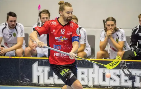  ?? Bild: JARI VÄLITALO ?? KAPTEN MED PONDUS. Andreas Rundberg var involverad i flera avgörande moment mot Lund. Trots ett hårt arbete i defensiven och två mål från hans klubba blev det en bitter förlust mot skåningarn­a.