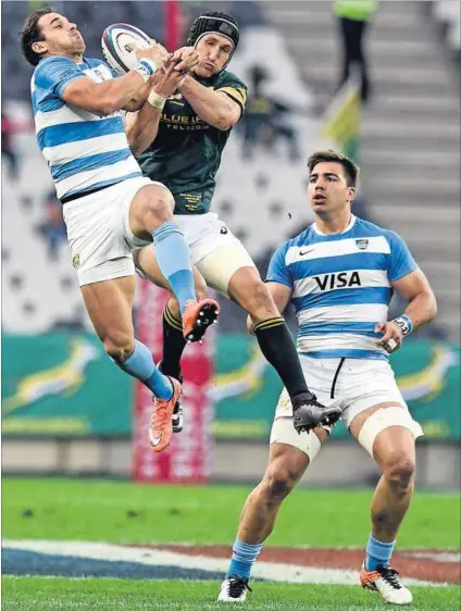  ?? Photo: AFP ?? Puma power: Johan Goosen vies for the ball with Argentina’s Juan Martin Hernandez during last week’s Test in Mbombela. Goosen could be moved to flyhalf if Elton Jantjies has a poor first half on Saturday.