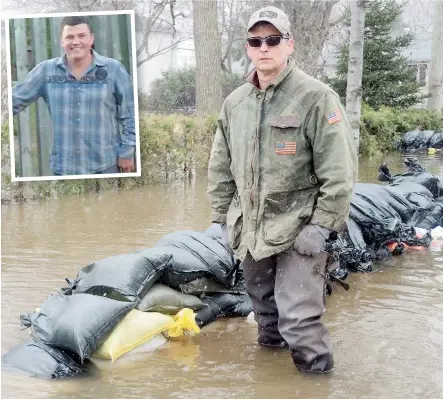  ??  ?? Sylvain Langlois dit avoir failli perdre son ami Richard Lafontaine ( en mortaise) lorsqu’il a été électrocut­é par une rallonge électrique tombée à l’eau.