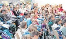  ?? FOTO: GL ?? Die Schüler hören beim Vorlesewet­tbewerb aufmerksam zu.