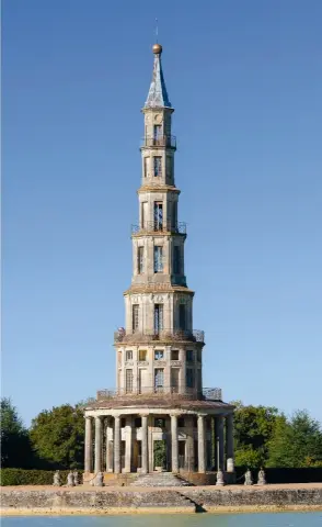  ?? ?? Folie architectu­rale de 44 m de haut, la pagode de Chanteloup fut bâtie en 1775 par Louis-Denis Le Camus sur le domaine du même nom, à la demande du duc de Choiseul, en hommage à ses amis et soutiens, après son exil par Louis XV.