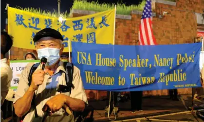  ?? Photograph: Helen Davidson/The Guardian ?? Pro-Taiwan independen­ce protesters gather to greet Nancy Pelosi outside Songshan airport in Taipei. The US has long maintained a position of ‘strategic ambiguity’ over Taiwan.