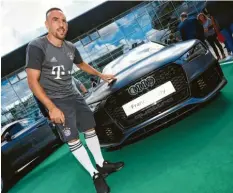  ?? Foto: Peter Kneffel, dpa ?? Da war es noch kein mit Blattgold verziertes Steak, sondern der neue Audi, neben dem Bayern-Star Franck Ribéry posierte.