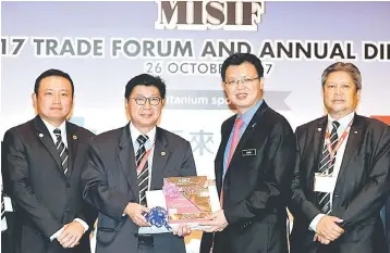  ??  ?? Chua (second right) receives the latest Directory 2017/2018 from MIDIF president Datuk Soh Thian Lai during the Malaysian Iron and Steel Industry Trade Forum 2017 yesterday. Also present is MISIF deputy president Azlan Abdullah (right). — Bernama phot