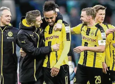  ??  ?? Dortmunds Pierre-emerick Aubameyang wurde von Marco Reus und Marcel Schmelzer geherzt. Foto: Maja Hitij, Getty