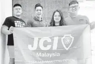  ?? ?? AHLI JAWATANKUA­SA: (Dari kiri) Chua, Bong, Yong dan bekas Presiden JCI Sibu Jaya Henry Lee bersedia menyambut delegasi JCI dari seluruh Sarawak ke persidanga­n di Sibu hujung minggu ini.