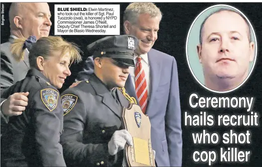  ??  ?? BLUE SHIELD: Elwin Martinez, who took out the killer of Sgt. Paul Tuozzolo (oval), is honored y NYPD Commission­er James O’Neill, Deputy Chief Theresa Shortell and Mayor de Blasio Wednesday.