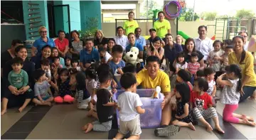  ??  ?? The children and teachers of Taska Angel with representa­tives of SSPCA, SPCA KK, SPCA Sandakan, and IAPWA after the talk.