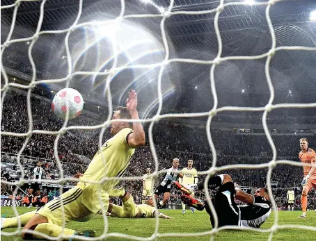  ?? AFP ?? Newcastle United’s Brazilian midfielder Bruno Guimaraes, center, scores their second goal during the Premier League football match against Arsenal.