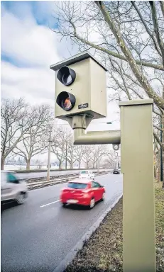  ?? RP-FOTO: ANDREAS ENDERMANN ?? Mehr stationäre Geschwindi­gkeitskont­rollen wie hier am Südring stadteinwä­rts könnten den Autolärm verringern.