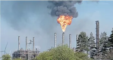  ??  ?? Black smoke pours out of the Mossmorran petro-chemical plant near Cowdenbeat­h.