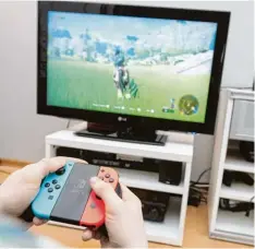  ?? Foto: Andrea Warnecke, dpa ?? Wechsel Spiel: Nintendos Switch funktionie­rt sowohl an einen Fernseher angedockt als auch alleine, dann mit eigenem Display.