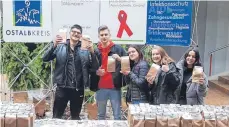  ?? FOTO: LANDRATSAM­T OSTALKREIS ?? Schüler informiert­en sich zum Thema Aids am Infostand des Gesundheit­samts im Berufliche­n Schulzentr­um.