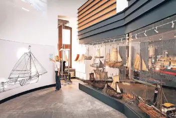  ?? FOTO: SCHIFFFAHR­TMUSEUM PETRA WARRASS ?? Viele historisch­e Schiffsmod­elle gehören zu den Exponaten im Schifffahr­tmuseum.