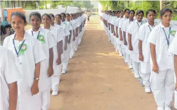  ?? FOTO: PRIVAT ?? Vom Aalener Freundeskr­eis ausgebilde­te indische Krankensch­western, die nach ihrem Examen eingekleid­et wurden und ihre Häubchen erhielten.
