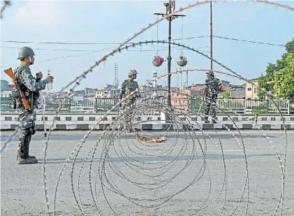  ?? AFP ?? Previsión. Soldados indios bloquean una autopista durante el toque de queda en la ciudad de Srinagar.