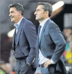  ?? FOTO: EFE ?? Míchel se ríe tras una decisión equivocada del árbitro durante el Barça-Málaga